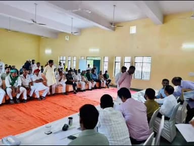 गौतम बुद्ध नगर: विकास प्राधिकरण के सीईओ ने याकूबपुर गांव में सुनी किसानों की समस्याएं, समस्याओं का निपटारा करने का दिया आश्वासन