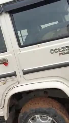 मड़िहान: सेमरी ने बोलेरो ने बाइक में टक्कर मारकर पेड़ से टकराई पांच घायल