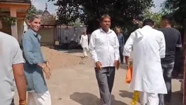 बैरसिया: ग्राम चंदूखेड़ी में कांग्रेस नेता और राज्यसभा सांसद दिग्विजय सिंह के प्रतिनिधि रामभाई मेहर ने ग्रामीणों से की मुलाकात