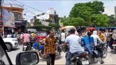 बिजनौर: बिजनौर स्टेशन चौराहे पर कार और बाइक की हुई भिड़ंत, कार और बाइक चालक के बीच आपस में हुआ विवाद