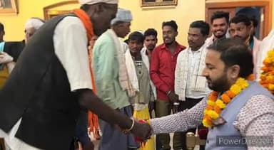 जगदलपुर: रक्षाबंधन के अवसर पर कोलेंगे, नेतानार व चितापुर के ग्रामीणों ने राजमहल परिसर में राजा कमलचंद भंजदेव को बांधा रक्षासूत्र