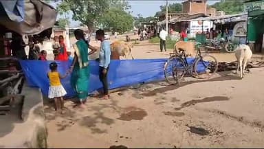 राजिम: मालगांव के ग्रामीणों ने किया चक्काजाम, बीती रात गरियाबंद से आते समय बाइक सवार की ठोकर से एक युवक की हुई थी मौत