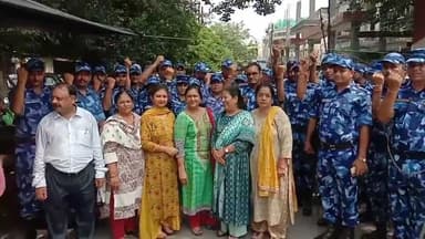 मुरादाबाद: कमिश्नर ऑफिस के पास महिलाओं ने ड्यूटी में मुस्तैद जवानों को राखियां बांधी, सभी ने महिलाओं को सुरक्षा का भरोसा दिया