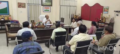 बिजनौर: डीएम ने अपने कैंप कार्यालय कक्ष में मेडिकल कॉलेज निर्माण कार्य की प्रगति को लेकर अधिकारियों के साथ की समीक्षा बैठक