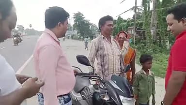 रक्षाबंधन के मौके पे बाइक चालकों को सुरक्षित घर जाने के लिये हेलमेट दिया गया 
बाइक चलाते समय हेलमेट अवश्य लगाये
#gopalganj_news