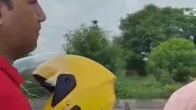 गोपालगंज: बंजारी बाईपास पर समाजसेवी ने रक्षाबंधन के दिन बिना हेलमेट के घूम रहे 12 युवकों के बीच किया हेलमेट का वितरण।