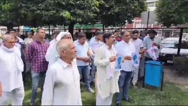 करनाल: विदेश में गए लड़के की हत्या की आशंका के चलते सेक्टर 12 में जिला उपायुक्त से मिलने पहुंचे परिजन