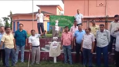 साहेबगंज: छुट्टियों में कटौती के विरोध में साहेब गंज बाजार में शिक्षकों ने सीएम और शिक्षा विभाग के अपर मुख्य सचिव का फूंका पुतला