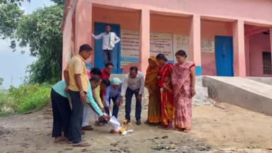 हरलाखी: उत्क्रमित मध्य विद्यालय विशौल में शिक्षकों ने सरकारी छुट्टी रद्द करने के आदेश की प्रतिलिपि जलाते हुए आक्रोश किया व्यक्त