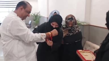 रामपुर: ज्वाला नगर में शहर विधायक आकाश सक्सेना के आवास पर पहुंचकर मुस्लिम महिलाओं ने शेर विधायक आकाश सक्सेना को बांधी राखी