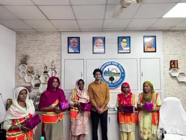 गाज़ियाबाद: जिले में महिला सफाई मित्रों ने नगर आयुक्त को बांधी राखी, मनाया रक्षाबंधन का त्यौहार