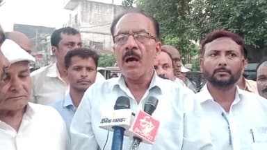 गोपालगंज: पोस्ट ऑफिस चौक पर मुख्यमंत्री व उप मुख्यमंत्री का शिक्षक संघ के सदस्यों ने फूंका पुतला, जताया विरोध