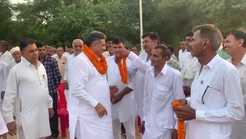 आज गाँव #भट्टू कलां में चौ भगवंत सिंह साँई जी के निवास स्थान पर अपने साथियों से मुलाक़ात की।

#BhattuKalan  #balwansinghdaulatpuria #balwansinghdoulatpuriya #Fatehabad #apnafatehabad #halkaFatehabad #fatehabadhalka