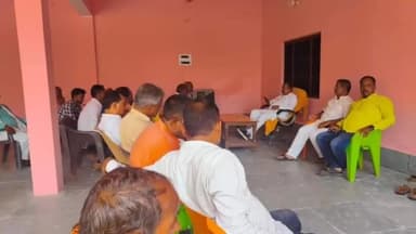 इकौना: श्रावस्ती विधायक राम फेरन पांडे ने इकौना स्थित अपने आवास पर जनता दर्शन आयोजित कर क्षेत्र के फरियादियों की सुनीं फरियादें