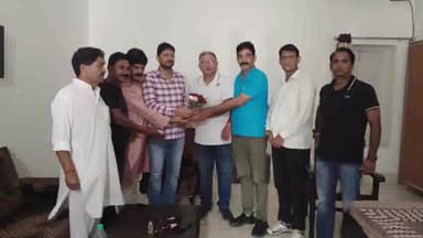 ਪਠਾਨਕੋਟ: ਸ਼ਿਮਲਾ ਪਹਾੜੀ 'ਤੇ ਨਵਨਿਯੁਕਤ ਪ੍ਰਧਾਨ ਦਾ ਸਾਬਕਾ ਪ੍ਰਧਾਨ ਅਤੇ ਚੈਅਰਮੈਨ ਇੰਪਰੂਵਮੈਂਟ ਟਰੱਸਟ ਵੱਲੋਂ ਗੁਲਦਸਤਾ ਦੇ ਕੇ ਸਨਮਾਨਿਤ ਕੀਤਾ