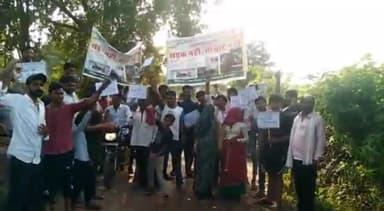 सरमथुरा: चंद्रावली में खराब सड़कों को लेकर ग्रामीणों ने लगाए सड़क नही तो वोट नहीं के नारे, विधायक के कामकाज को लेकर असंतुष्ट