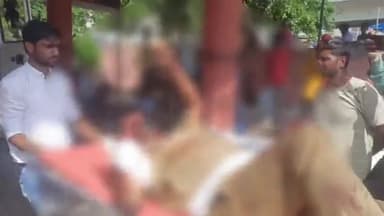 हाथरस: जनरथ बस व ट्रक कंटेनर की टक्कर में यात्रियों सहित बस चालक हुआ घायल, घायल चालक को जिला अस्पताल में कराया गया भर्ती