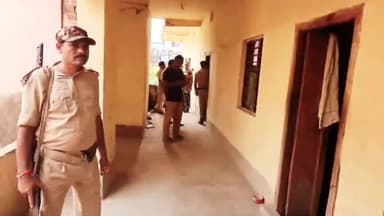 जमुई: दूरभाष पर मिली सूचना के बाद शहर के जंगी सिंह लॉज में अनुमंडल पदाधिकारी अभय तिवारी ने की छापेमारी