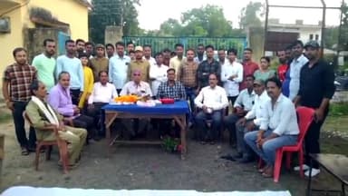 जयसिंहनगर: कनिष्ठ कार्यालय विद्युत वितरण केंद्र जयसिंहनगर में लाइनमैन के सेवानिवृत्त हाेने पर स्टाफ के कर्मचारियों ने दी विदाई