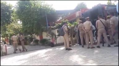 कैराना: बरेली जेल से पेशी पर कैराना कोर्ट पहुंचा कुख्यात हैदर, सुरक्षा के रह कड़े इंतजाम