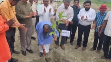 अरेराज: सांसद राधामोहन सिंह ने पिपरा कोठी में पौधारोपण कर अमृत वाटिका का किया लोकार्पण