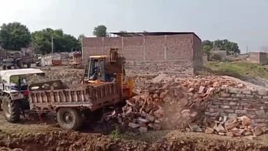 बकानी: बकानी चारागह भूमि पर हो रहे विवादित अतिक्रमण को प्रशासन ने किया ध्वस्त