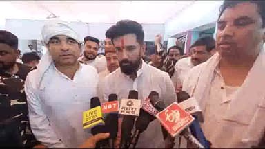 गोपालगंज: गोपालगंज पंकज त्रिपाठी के पिता के श्राद्ध कार्यक्रम में पहुंचे चिराग पासवान, बोले मेरे भी सर उठ गया पिता का साया