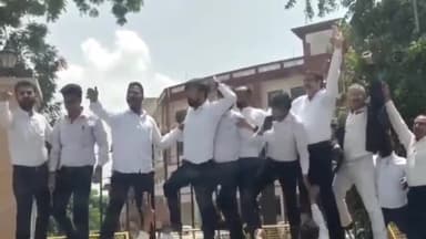 अलवर: अलवर जिला अभिभाषक संघ ने अपनी तीन सूत्री मांगों को लेकर जिला न्यायालय के गेट पर किया धरना प्रदर्शन