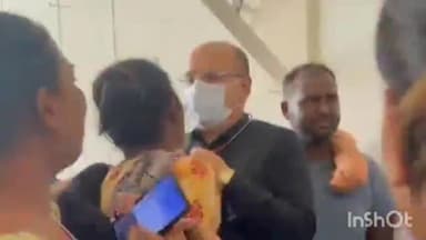 ਸ਼ਾਹਕੋਟ: ਸਿਵਲ ਹਸਪਤਾਲ ਸ਼ਾਹਕੋਟ ਵਿਖੇ ਐਸ.ਐੱਮ.ਓ. ਨਾਲ ਮਰੀਜ਼ ਦੇ ਰਿਸ਼ਤੇਦਾਰਾਂ ਵਲੋਂ ਦੁਰਵਿਹਾਰ ਕਰਨ ਤੇ ਸਟਾਫ ਵਲੋਂ ਕੰਮ ਬੰਦ ਕਰਕੇ ਧਰਨਾ ਦਿੱਤਾ