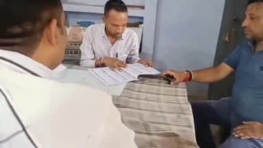 बैरसिया: वार्ड क्र 17 मतदान केंद्र क्रमांक 129 सिंचाई विभाग कार्यालय भवन में कांग्रेस नेता रामभाई मेहर ने मतदाता सूची की चेक