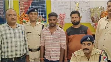 डेहरी: RPF के समक्ष रेलवे स्टेशन पर रेलवे ट्रैक चोरी मामले में फरार चल रहे दो आरोपियों ने किया आत्मसमर्पण