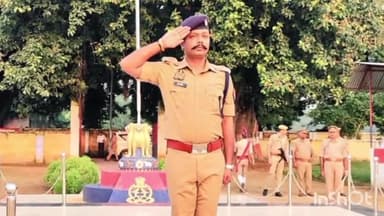 गोंडा: रिजर्व पुलिस लाइन परेड ग्राउंड में पुलिस अधीक्षक ने साप्ताहिक परेड की ली सलामी, परेड का किया निरीक्षण