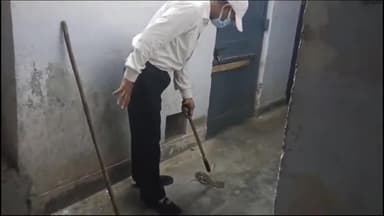 प्रयागराज: इलाहाबाद विश्वविद्यालय के ताराचंद हॉस्टल में बीती रात अजगर निकलने से हॉस्टल में हड़कंप, प्रो एनबी सिंह ने किया रेस्क्यू