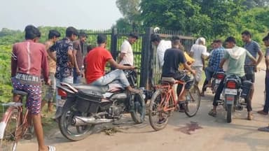 इकौना: सहेट महेट के पास सड़क दुर्घटना में दो लोग हुए घायल, अस्पताल में कराया गया भर्ती