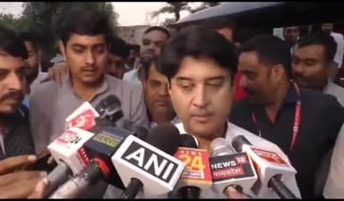 ग्वालियर गिर्द: लश्कर क्षेत्र में पत्रकारों से चर्चा करते हुए केंद्रीय मंत्री सिंधिया ने विपक्ष की जेपीसी की मांग पर बोला हमला