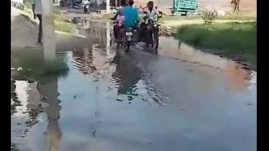 मुरादाबाद: बिलारी ईदगाह रोड पर पिछले 1 साल से नाली नाला  न होने के चलते घरों का पानी सड़कों पर आकर हो रहा है जमा, ग्रामीण परेशान