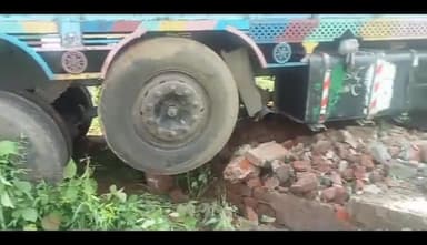माडा: बरगवां बैढ़न मुख्य सड़क पर स्थित कनई में बने एक मकान में जा घुसा तेज रफ्तार अनियंत्रित ट्रक बाल बाल बचे लोग
