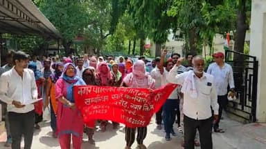 सोनीपत: नगर निगम के सफाई कर्मचारियों ने अपनी मांगों को लेकर निगम कार्यालय में किया प्रदर्शन