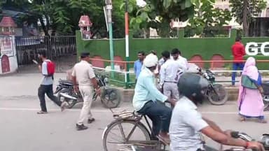 गोपालगंज: शहर के आंबेडकर चौक पर ट्रैफिक पुलिस ने चलाया वाहन जांच अभियान, वसूला 10 हजार जुर्माना, ट्रैफिक इंचार्ज ने दी जानकारी।