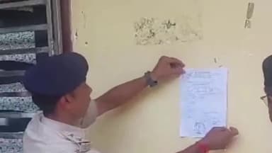 पटना ग्रामीण: निलेश मुखिया हत्याकांड केस में पाटलिपुत्र थाना इलाके में तीनों आरोपियों के घर पुलिस ने इश्तेहार चिपकाया