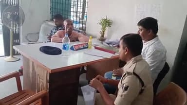 गोपालगंज: जादोपुर रोड स्थित एटीएम से पैसे निकालने बहु संग गए बुजुर्ग का साइबर अपराधी ने बदला एटीएम कार्ड, उड़ाए 57 हजार रूपए।