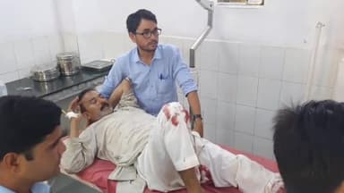 रामपुर: विकास भवन के गेट पर दो मोटरसाइकिल आपस में टकराई, हादसे में घायल ग्राम खजुरिया निवासी व्यक्ति जिला अस्पताल में भर्ती