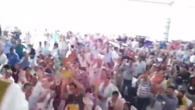 हुज़ूर: CM  शिवराज ने भोपाल के लाल परेड ग्राउण्ड पर अतिथि शिक्षक पंचायत में शामिल शिक्षकों का पुष्प-वर्षा कर स्वागत किया