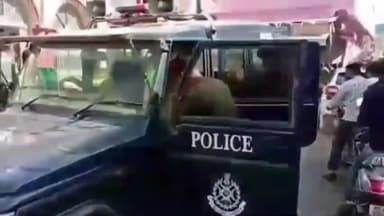 रतलाम नगर: हरिजन बस्ती के पास से माणक चौक पुलिस ने 16 क्वार्टर देसी के साथ युवक को किया गिरफ्तार
