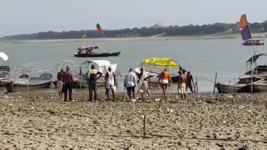 प्रयागराज: संगम के घाटों में फैले दलदल और कीचड़ की वजह से कर्मकांड और अनुष्ठान करने आने वाले श्रद्धालुओं की बढ़ी दिक्कतें