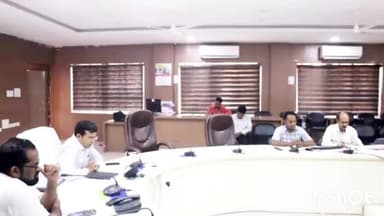 होशंगाबाद नगर: कलेक्ट्रेट कार्यालय मे कलेक्टर ने वीडियो कॉन्फ्रेंसिंग के जरिए विशेष संक्षिप्त पुनरीक्षण व समसामयिक विषयो की समीक्षा की