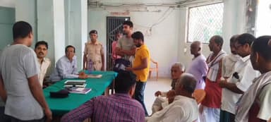 सुरसंड: सुरसंड थाना परिसर में शनिवार को साप्ताहिक जनता दरबार का किया गया आयोजन