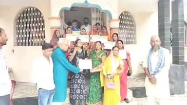 खोदावंदपुर: खोदावंदपुर मे करगिल भवन में महिला पंचायत अध्यक्ष के बीच बाँटा गया प्रमाण पत्र