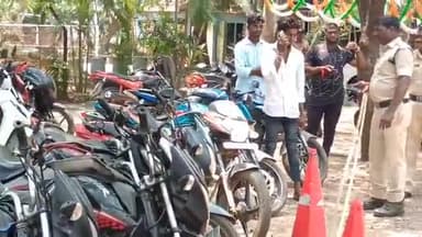 కావలి: మైనర్లు వాహనాలు నడుపుతూ పట్టుబడితే తల్లిదండ్రులపై కేసులు పెడతాం: కావలి సీఐ రాజేష్