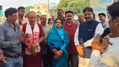 देवास नगर: अपनी मांगों को लेकर एबी रोड स्थित मंडूक पुष्कर पर अनिश्चितकालीन हड़ताल पर बैठे पटवारियों मिलने पहुंची देवास विधायक